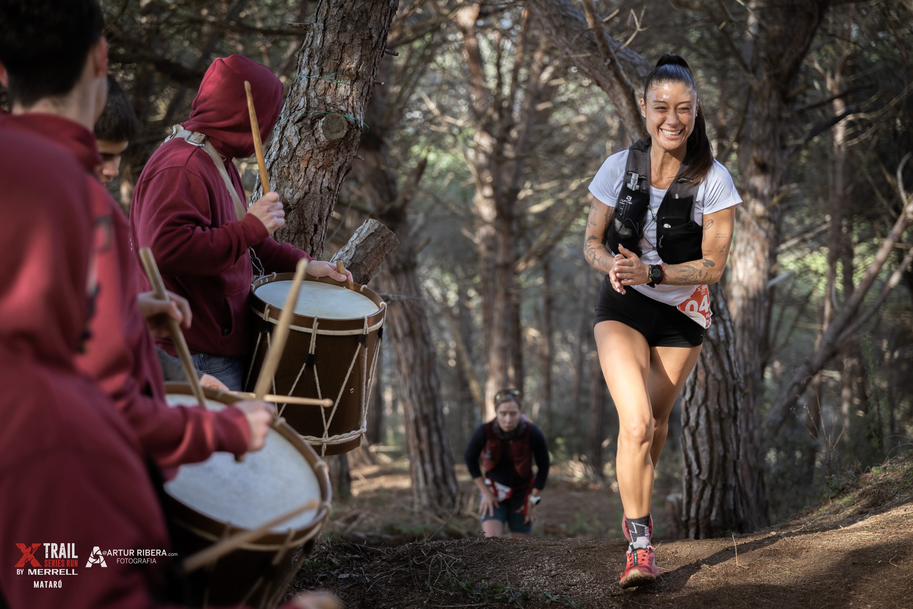 Corredora corrents amb tablaers i músics de fons a Mataró